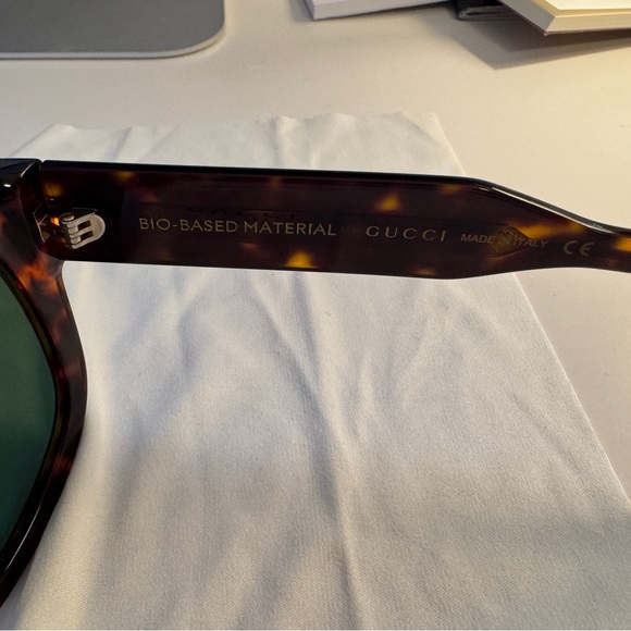 Almost new Gucci sunglasses. Used 4-5 times. - Picture 5 of 6